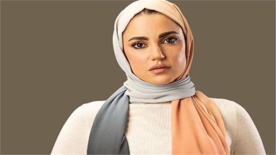 الفنانة درة بالحجاب في البوستر الرسمي لمسلسل بين السما والأرض