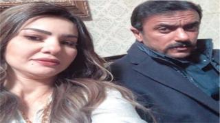 الفنانين دينا فؤاد وأحمد العوضي في كواليس مسلسل اللي مالوش كبير