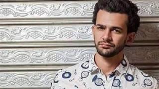 أسوار عالية