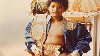 النجم العالمي داوين جونسون يرتدي ملابس والده المصارع بصورة