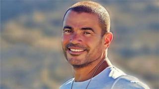 الفنان عمرو دياب يطرح صورة جديدة مع فريق عمل إعلانه