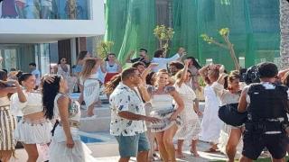 صورة جديدة للفنان عمرو دياب ضمن كواليس تصوير إعلانه الجديد