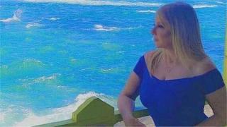 الفنانة ندى بسيوني تظهر فاتنة بإطلالة الزهري في الإسكندرية