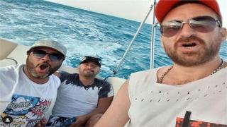 بمركب في البحر .. أحمد السقا ونضال الشافعي ينتهزوا فرصة وجودهم بالجونة